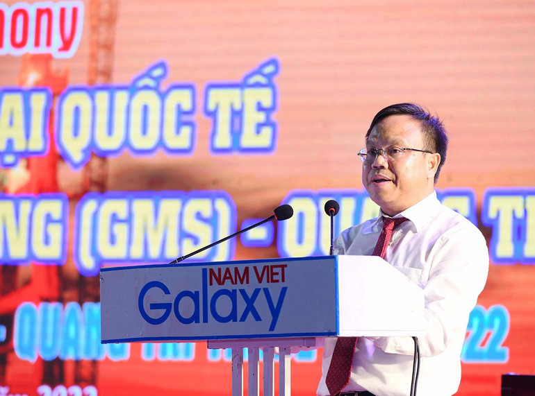 Phó Chủ tịch Ủy ban nhân dân tỉnh Quảng Trị Lê Đức Tiến phát biểu khai mạc hội chợ.