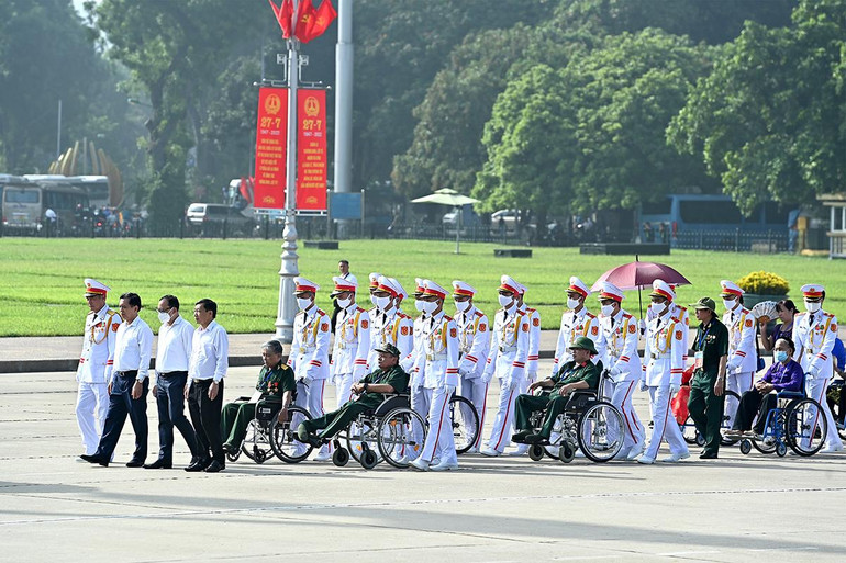 Đoàn đại biểu người có công với cách mạng tưởng niệm các Anh hùng, liệt sĩ và vào Lăng viếng Chủ tịch Hồ Chí Minh ảnh 6