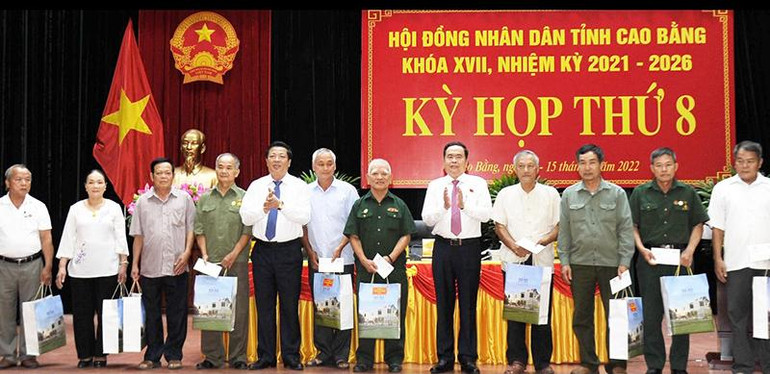 Phó Chủ tịch Thường trực Quốc hội Trần Thanh Mẫn và lãnh đạo tỉnh Cao Bằng tặng quà các gia đình chính sách, người có công tỉnh Cao Bằng.