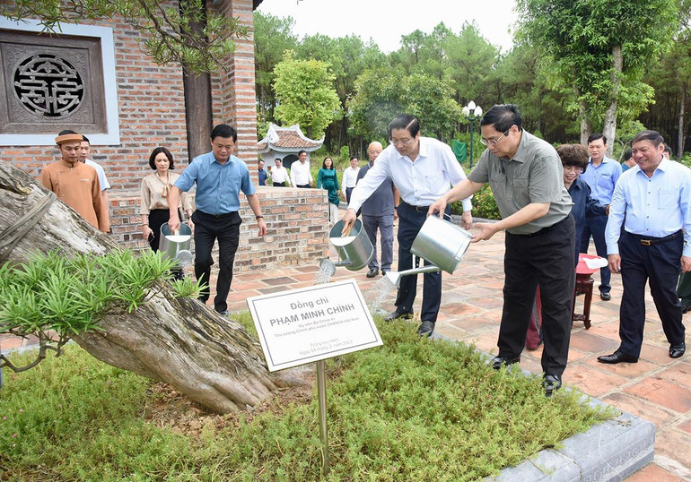 Thủ tướng Phạm Minh Chính cùng đoàn công tác tại Đền Chung Sơn.