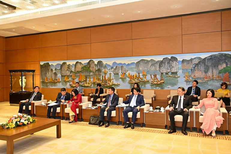 Chủ tịch Quốc hội Vương Đình Huệ tiếp Phó Chủ tịch Quốc hội Lào Sounthon Xayachak ảnh 3