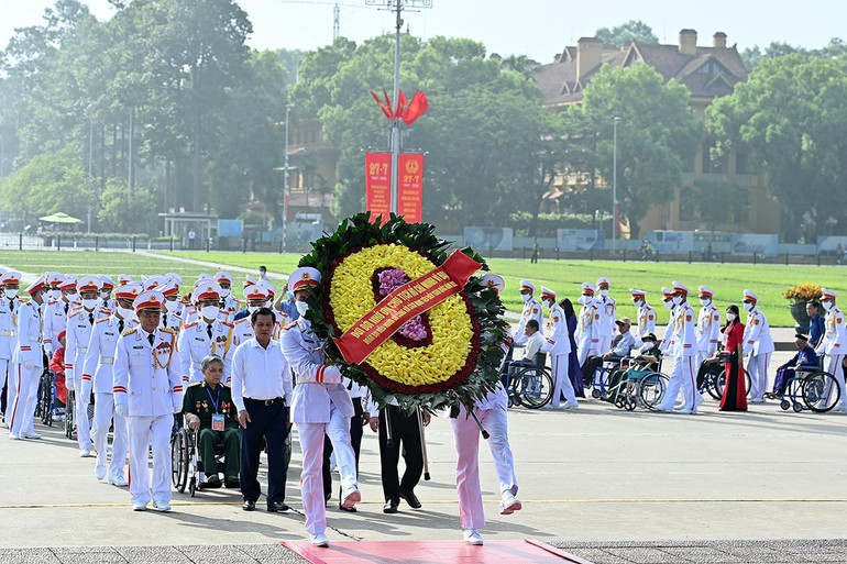 Đoàn đại biểu người có công với cách mạng tưởng niệm các Anh hùng, liệt sĩ và vào Lăng viếng Chủ tịch Hồ Chí Minh ảnh 7