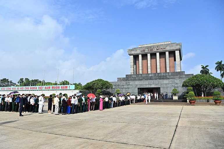 Đoàn đại biểu người có công với cách mạng tưởng niệm các Anh hùng, liệt sĩ và vào Lăng viếng Chủ tịch Hồ Chí Minh ảnh 12