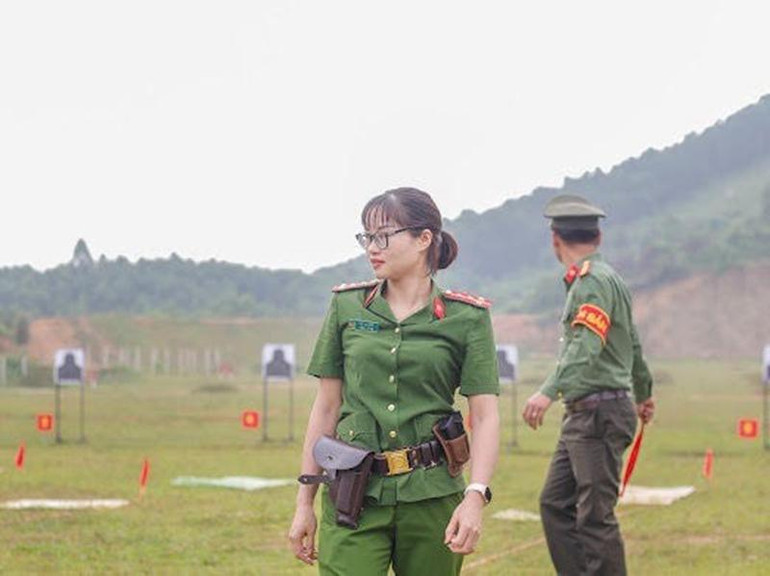 Đại úy Bùi Thị Quế tại hội thao bắn súng.