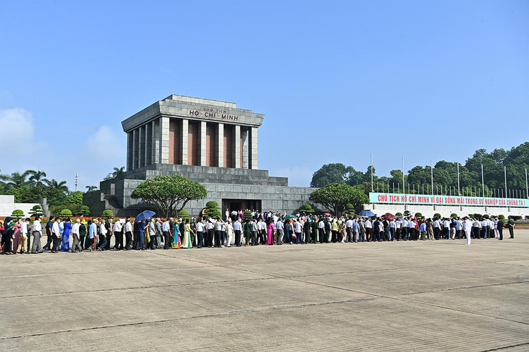 Đoàn đại biểu người có công với cách mạng tưởng niệm các Anh hùng, liệt sĩ và vào Lăng viếng Chủ tịch Hồ Chí Minh ảnh 10