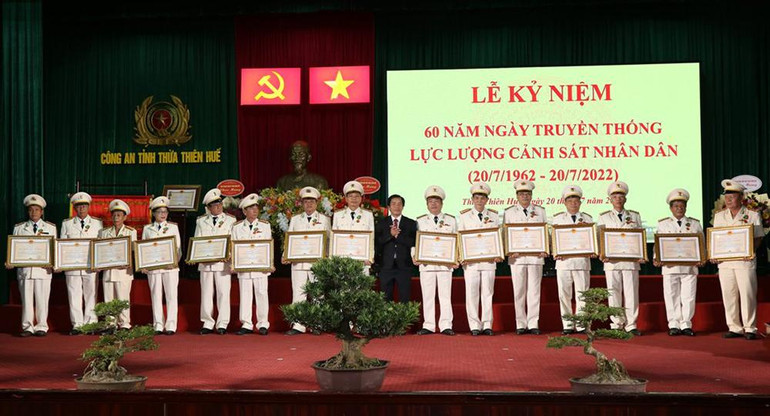 Các đồng chí nguyên lãnh đạo Công an tỉnh, nguyên chỉ huy Công an các đơn vị, địa phương được Chủ tịch nước tặng thưởng Huân chương Bảo vệ Tổ quốc hạng Ba. Các đồng chí nguyên lãnh đạo Công an tỉnh, nguyên chỉ huy Công an các đơn vị, địa phương được Chủ tịch nước tặng thưởng Huân chương Bảo vệ Tổ quốc hạng Ba.