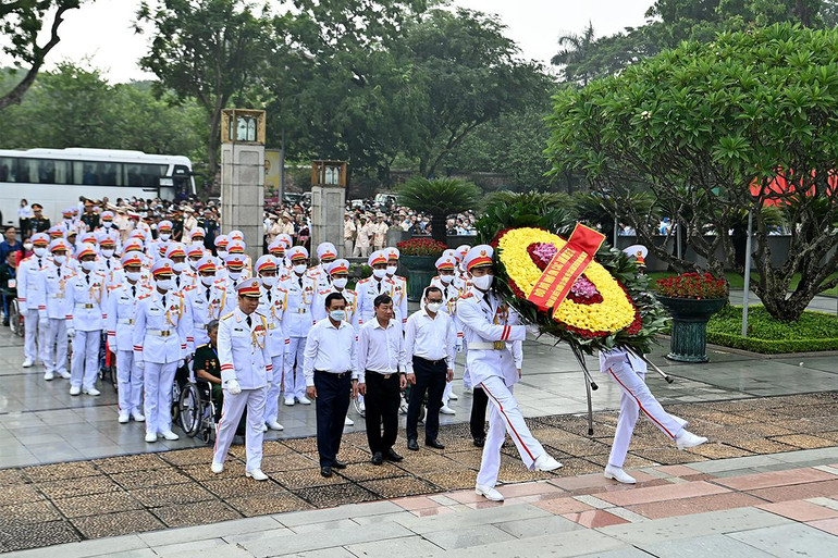 Đoàn đại biểu người có công với cách mạng tưởng niệm các Anh hùng, liệt sĩ và vào Lăng viếng Chủ tịch Hồ Chí Minh ảnh 2