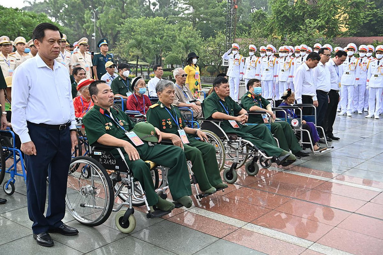 Đoàn đại biểu người có công với cách mạng tưởng niệm các Anh hùng, liệt sĩ và vào Lăng viếng Chủ tịch Hồ Chí Minh ảnh 3