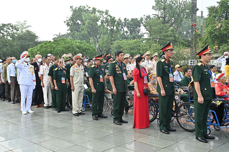 Đoàn đại biểu người có công với cách mạng tưởng niệm các Anh hùng, liệt sĩ và vào Lăng viếng Chủ tịch Hồ Chí Minh ảnh 5