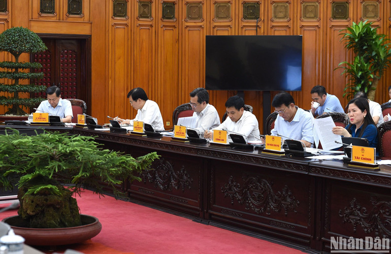 Phó thủ tướng Lê Minh Khái và đại diện lãnh đạo các bộ, ban, ngành tham dự cuộc họp.