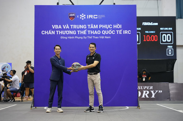 Phó Giám Đốc trung tâm IRC Lê Hữu Thái (bên trái) và CEO VBA Trần Chu Sa ký kết hợp tác. (Ảnh: VBA)
