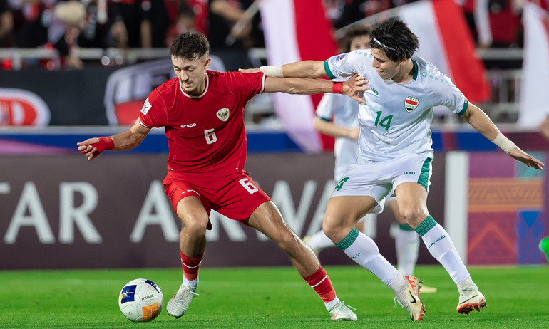 Tình huống tranh chấp giữa Jenner (trái) và Karrar Ali. (Ảnh: AFC)