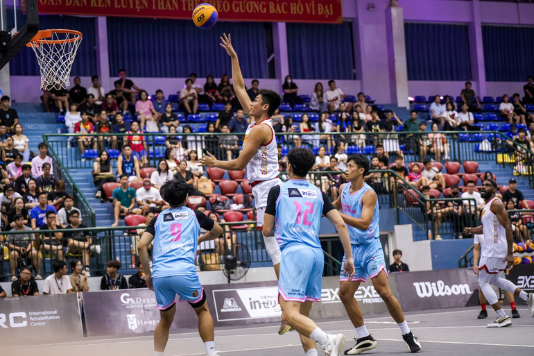 Nguyễn Huỳnh Phú Vinh (trắng) giữa vòng vây các cầu thủ Kirabase.EXE. (Ảnh: VBA)