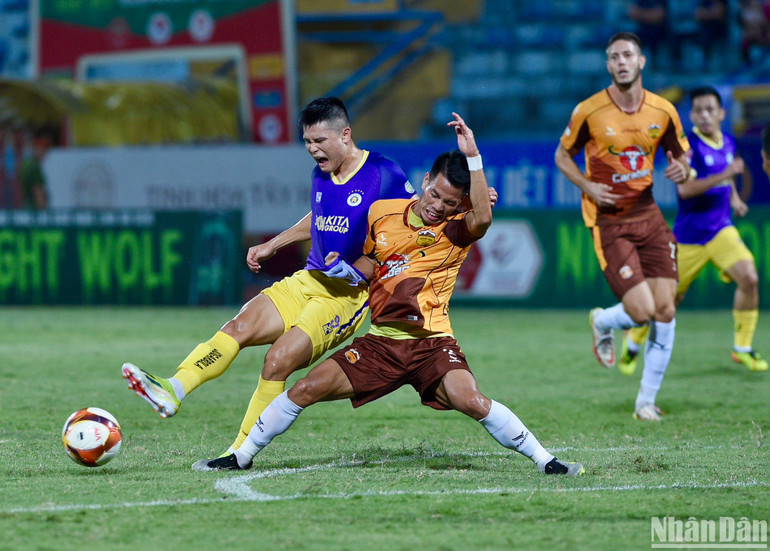 Tuấn Hải chịu sự theo sát của các cầu thủ Hoàng Anh Gia Lai. (Ảnh: TRẦN HẢI)