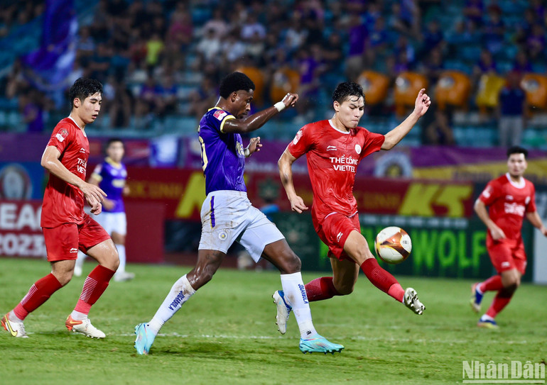 Trận đấu diễn ra với tốc độ nhanh. (Ảnh: TRẦN HẢI)