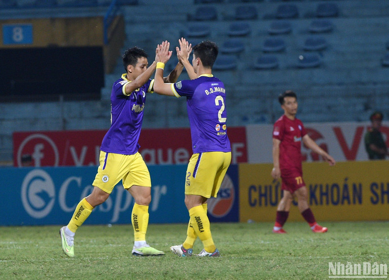 Hùng Dũng nâng tỷ số lên 3-1 cho Hà Nội.