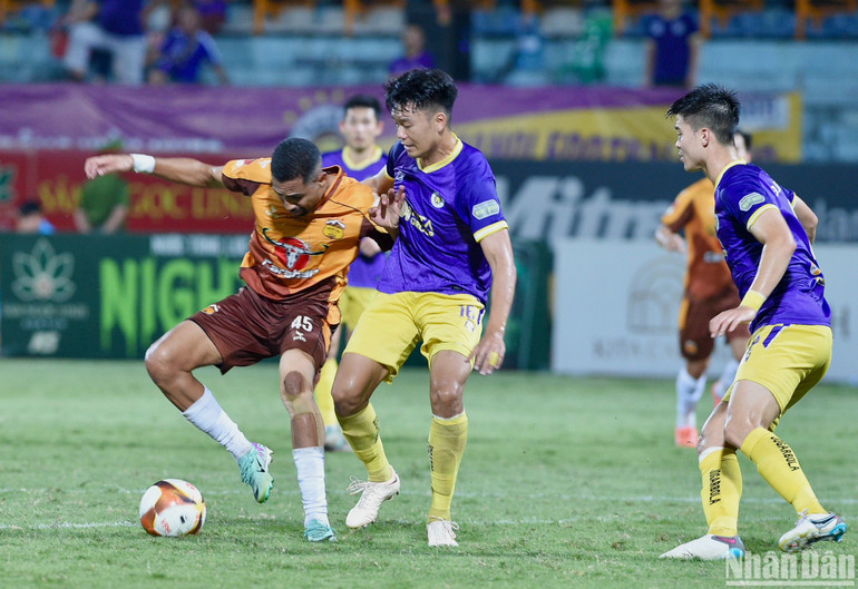 Hoàng Anh Gia Lai bế tắc tìm bàn rút ngắn tỷ số. (Ảnh: TRẦN HẢI)