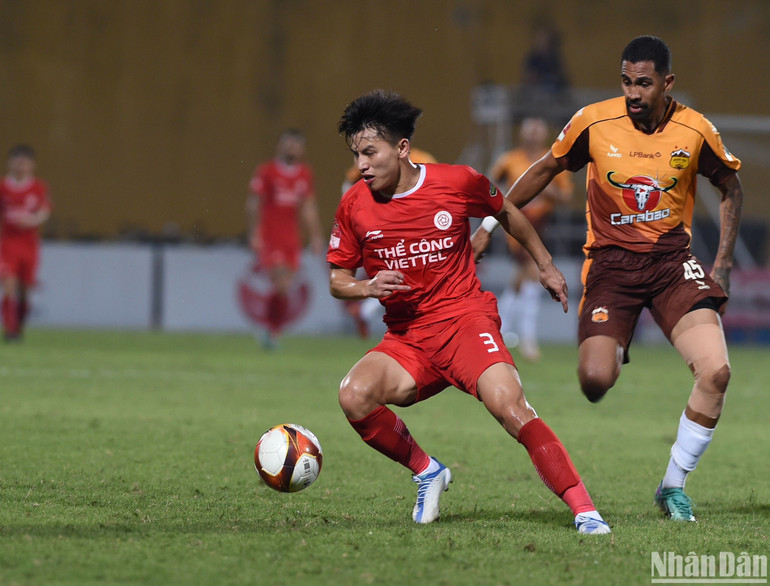 Trận đấu bắt đầu với tốc độ cao. (Ảnh: TRẦN HẢI)