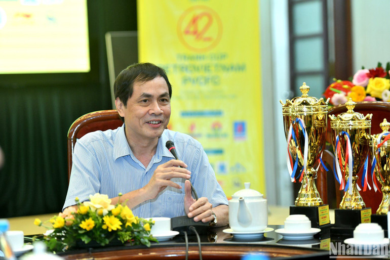 Đồng chí Hữu Việt, Trưởng ban Văn hóa-Văn nghệ, Trưởng Ban tổ chức giải phát biểu tại buổi họp báo. Đồng chí Hữu Việt, Trưởng ban Văn hóa-Văn nghệ, Trưởng Ban tổ chức giải phát biểu tại buổi họp báo.