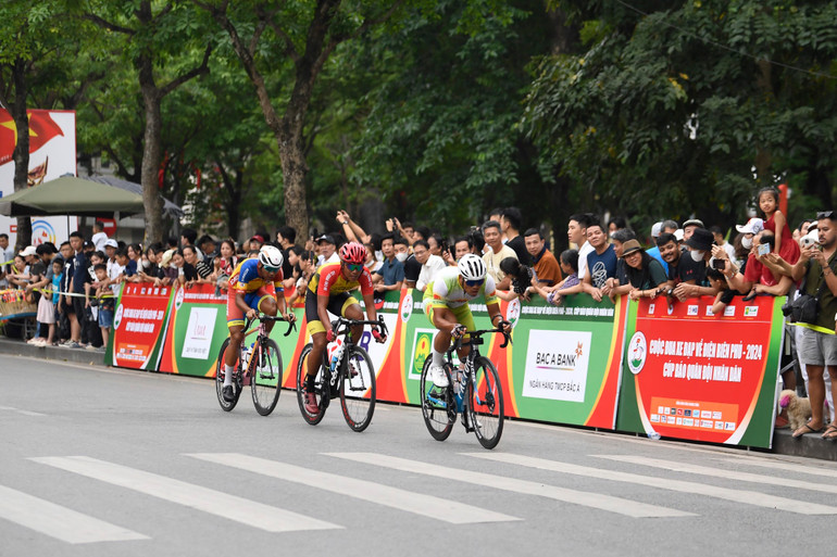 Các vận động viên tranh tài quyết liệt nhận được sự ủng hộ của khán giả.