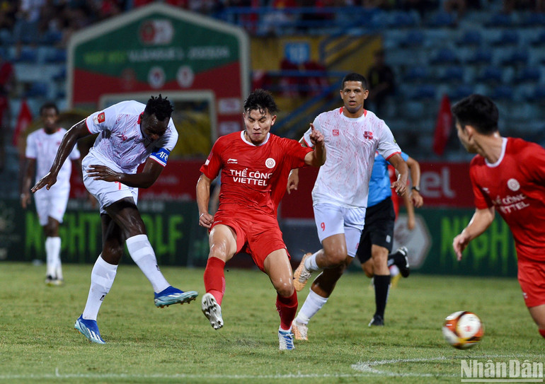 Cú dứt điểm hiểm hóc của ngoại binh Mpande.