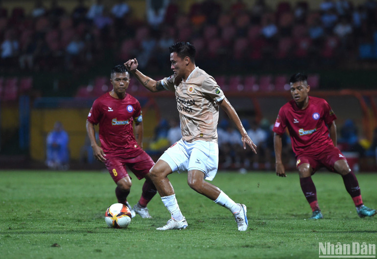 Công an Hà Nội chủ động chơi tấn công. (Ảnh: TRẦN HẢI)