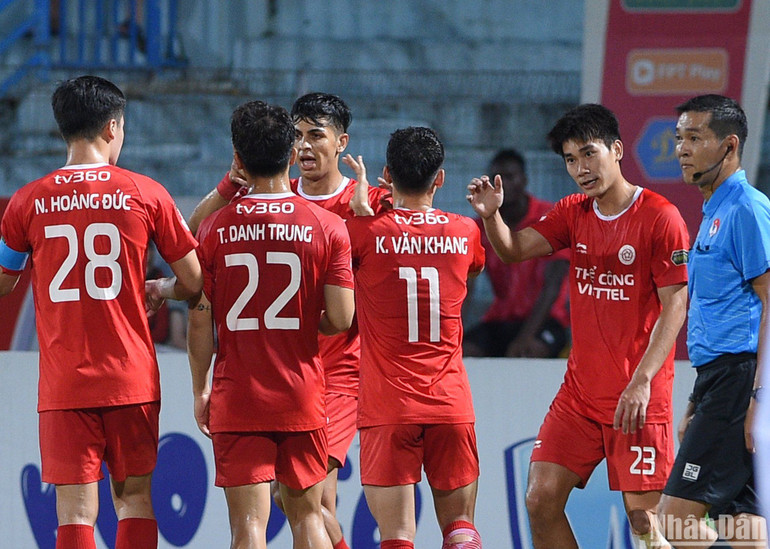 Các cầu thủ Viettel có bàn gỡ hòa quan trọng.