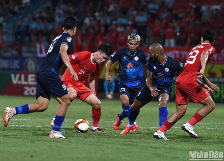 Thể Công Viettel thi đấu khó khăn với sự thiếu người từ sớm. (Ảnh: TRẦN HẢI)