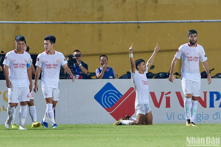 Pedro Henrique ăn mừng bàn thắng.