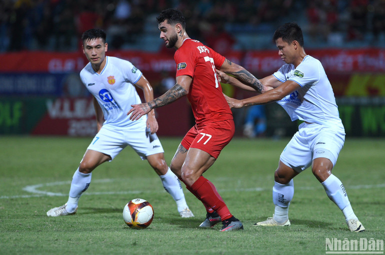 Thể Công Viettel bỏ lỡ một số cơ hội đáng tiếc. (Ảnh: TRẦN HẢI)