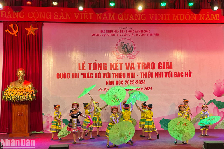 Các em thiếu nhi trình diễn văn nghệ tại Lễ tổng kết và trao giải.