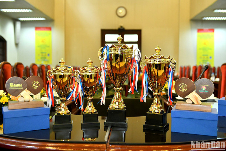 Những chiếc cúp vô địch của Giải đấu. Những chiếc cúp vô địch của Giải đấu.