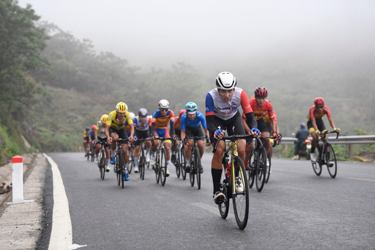 Các vận động viên vượt qua thử thách trên từng cung đường.