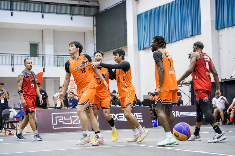 Kuala Lumpur.EXE (áo cam) đối đầu với Saigon Heat.EXE. Kuala Lumpur.EXE (áo cam) đối đầu với Saigon Heat.EXE.