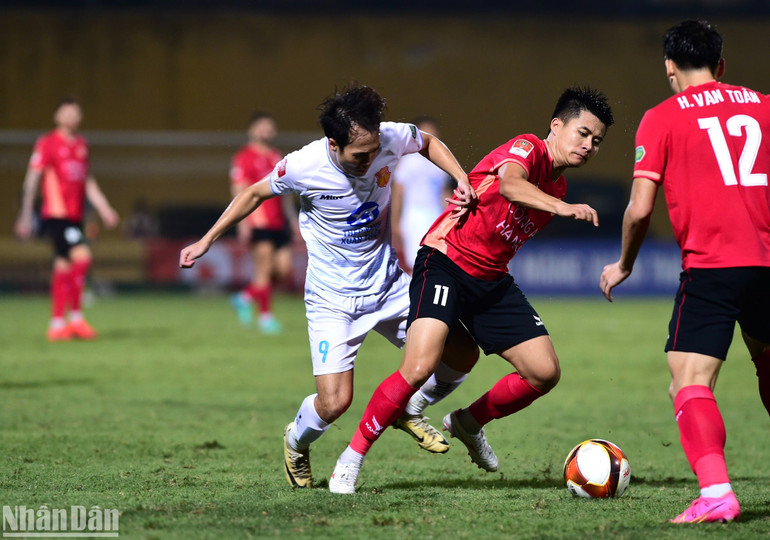 Thế trận đôi công được hai đội bóng tạo ra. (Ảnh: TRẦN HẢI)