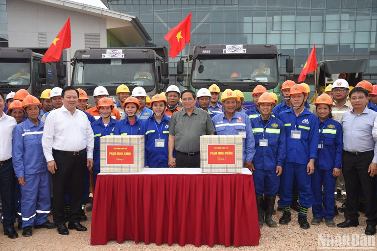 Thủ tướng Phạm Minh Chính tặng quà động viên kỹ sư, công nhân tham gia thi công dự án. Thủ tướng Phạm Minh Chính tặng quà động viên kỹ sư, công nhân tham gia thi công dự án.