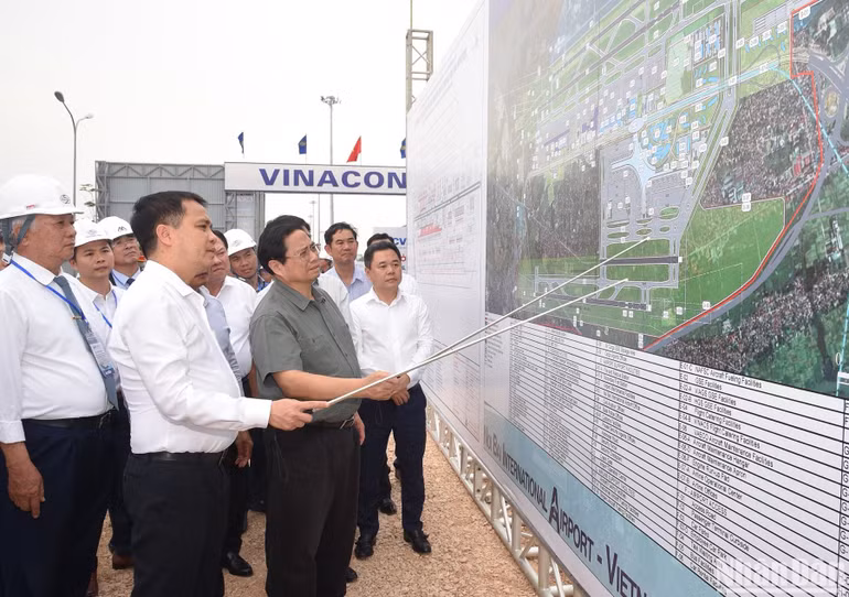 Thủ tướng Phạm Minh Chính nghe báo cáo về dự án mở rộng Nhà ga hành khách T2 Cảng hàng không quốc tế Nội Bài.