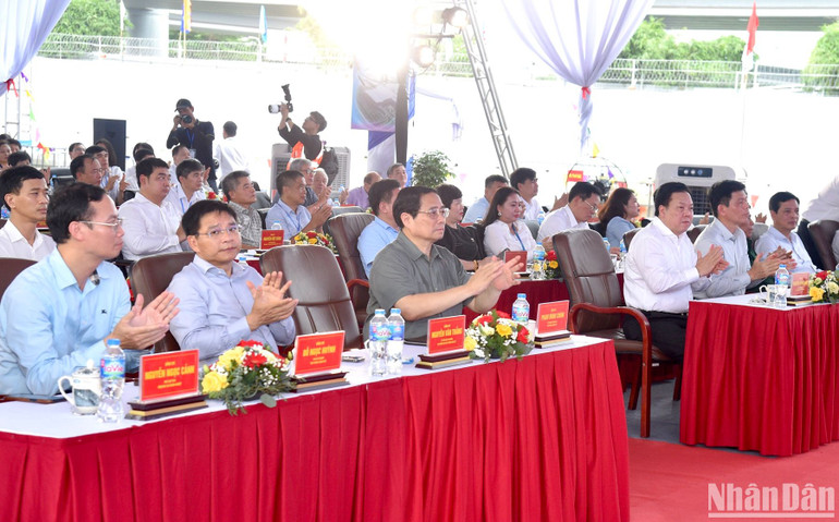 Thủ tướng Phạm Minh Chính và các đại biểu tham dự lễ khởi công. Thủ tướng Phạm Minh Chính và các đại biểu tham dự lễ khởi công.