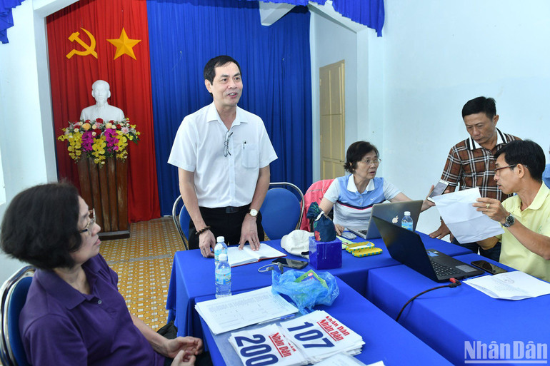 Trưởng Ban Tổ chức giải đấu, Trưởng Ban Văn hóa-Văn nghệ Báo Nhân Dân, nhà báo Trần Hữu Việt phát biểu tại buổi họp.