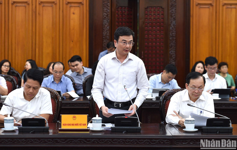 Đại diện lãnh đạo Ngân hàng nhà nước Việt Nam phát biểu.