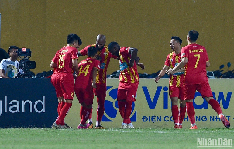 Các cầu thủ Thanh Hóa ăn mừng bàn mở tỷ số.