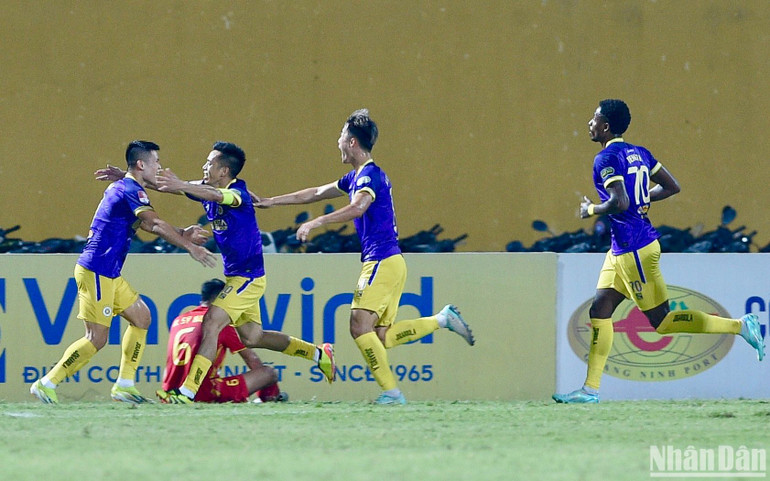 Các cầu thủ Hà Nội ăn mừng bàn thắng thứ hai.