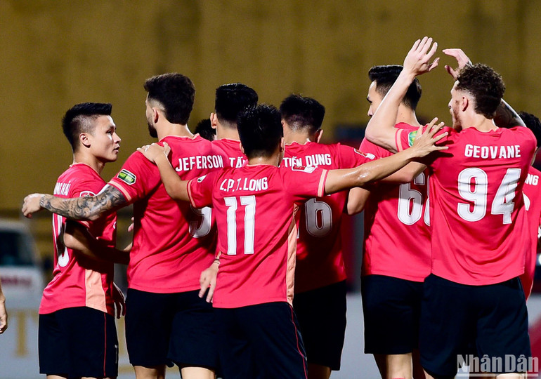 Chủ nhà sớm vươn lên dẫn trước nhờ bàn thắng của Quang Hải. (Ảnh: TRẦN HẢI)