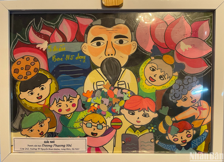 Bác Hồ với thiếu nhi qua nét vẽ của bạn Dương Phương Nhi (Lớp 7A2, trường Tiểu học Nguyễn Bình Khiêm, Long Biên, Hà Nội) đã đạt giải Nhì.