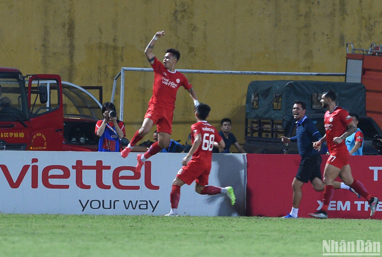 Đức Chiến cùng đồng đội ăn mừng bàn thắng gỡ hòa. (Ảnh: TRẦN HẢI)