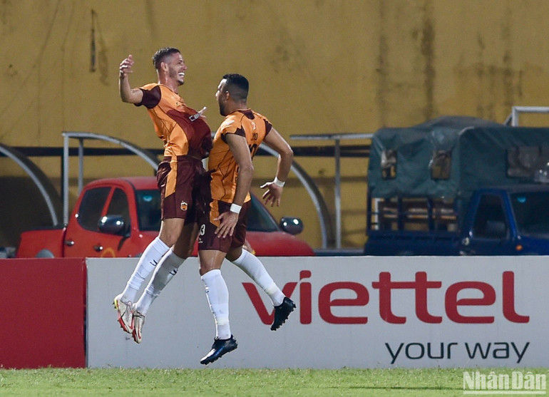 Các ngoại binh Hoàng Anh Gia Lai ăn mừng bàn thắng mở tỷ số. (Ảnh: TRẦN HẢI)