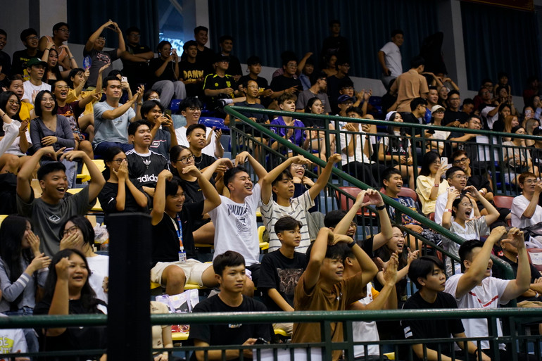 Khán giả phấn khích trước màn trình diễn của các cầu thủ. (Ảnh: VBA)