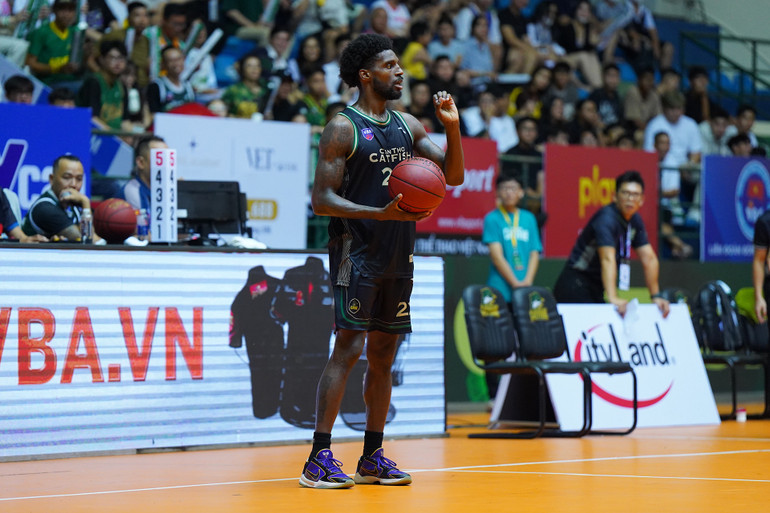 Brachon Griffin gọi bài các cầu thủ Cantho Catfish.