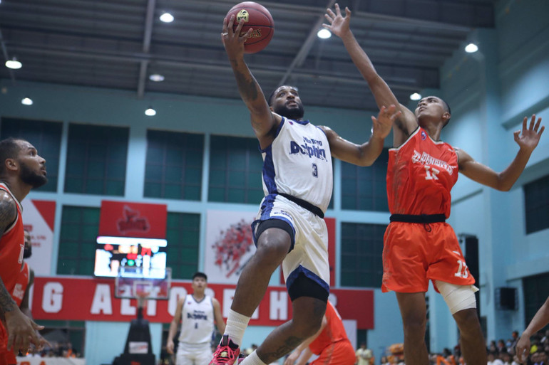 Madarious Gibbs lên rổ trước sự truy cản của Nguyễn Anh Kiệt. Madarious Gibbs lên rổ trước sự truy cản của Nguyễn Anh Kiệt.