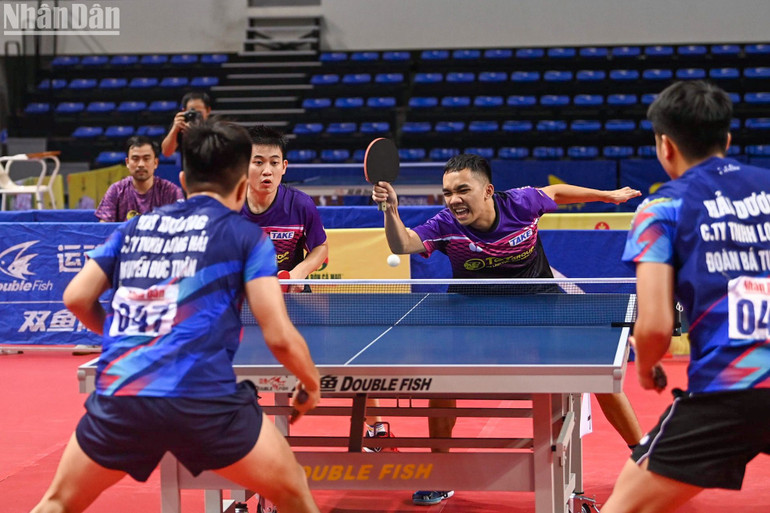 Lối đánh chiến thuật của Đình Đức kết hợp với sự quyết liệt của Anh Hoàng.